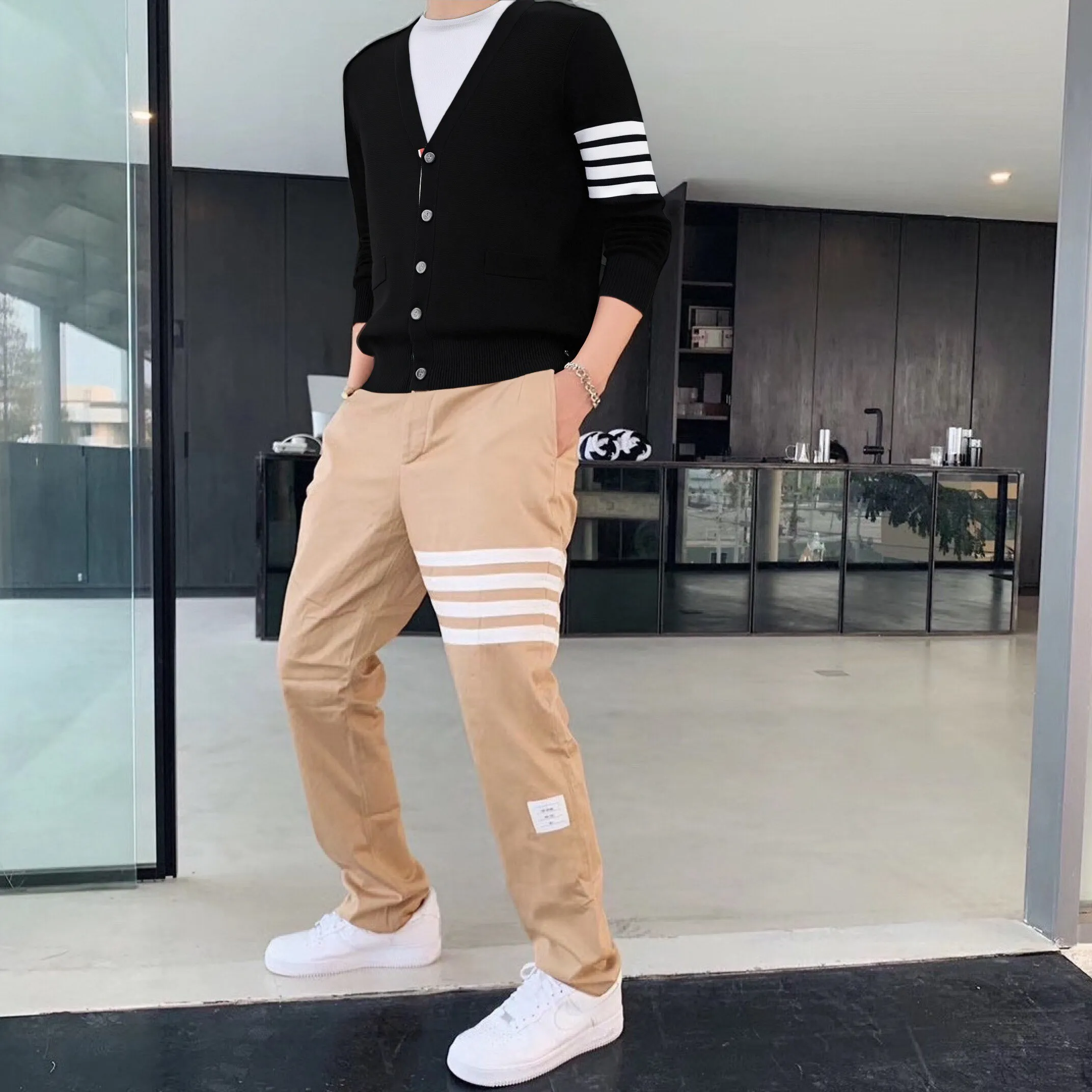 ✔